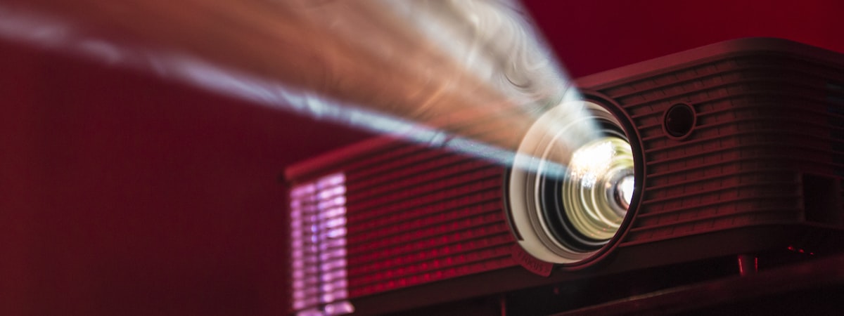 科幻大片《深空纪元》官方海报，展示宇宙飞船与星空